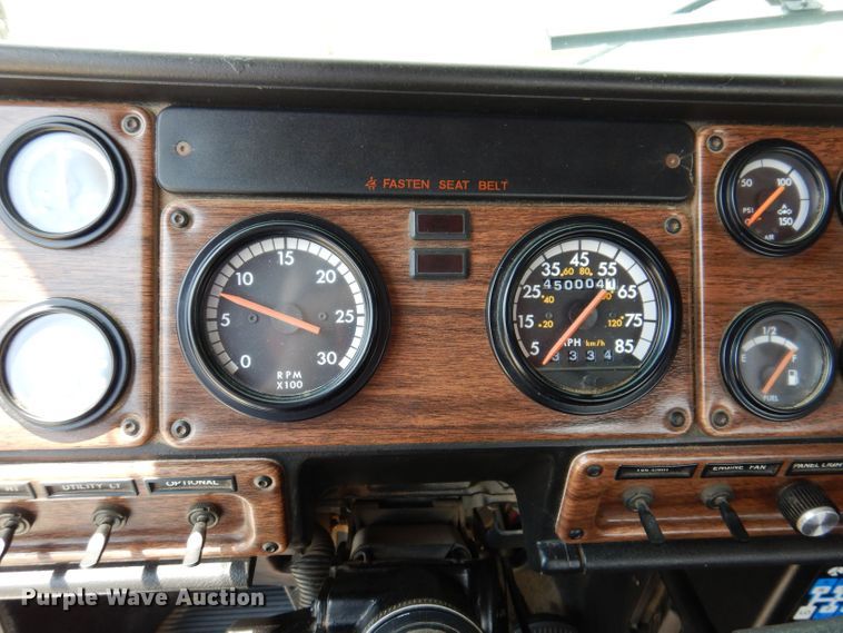 image for item JH9869 1996 Freightliner FLD112  semi truck