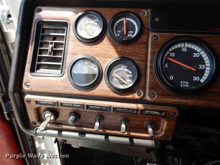 image for item JH9869 1996 Freightliner FLD112  semi truck