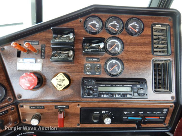 image for item JH9869 1996 Freightliner FLD112  semi truck