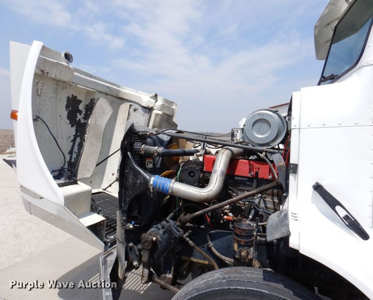 image for item JH9869 1996 Freightliner FLD112  semi truck