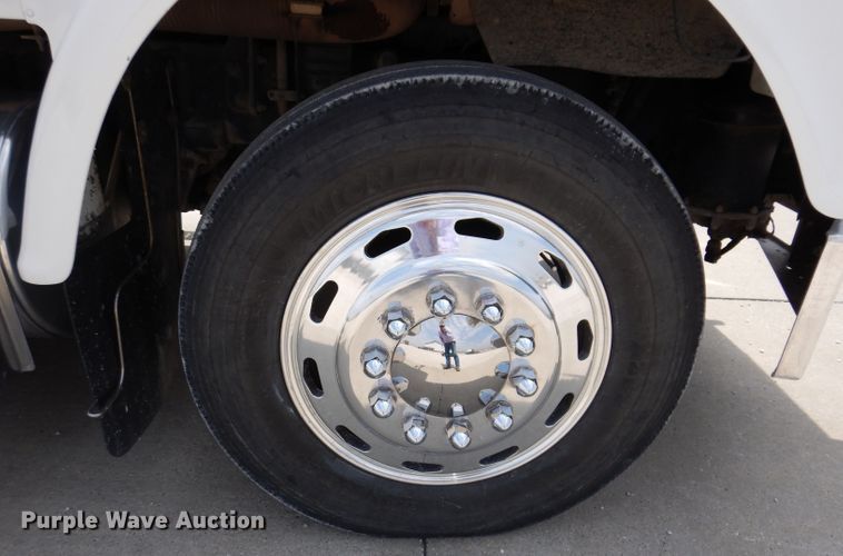 image for item JH9869 1996 Freightliner FLD112  semi truck