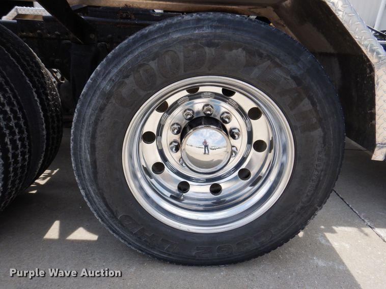 image for item JH9869 1996 Freightliner FLD112  semi truck