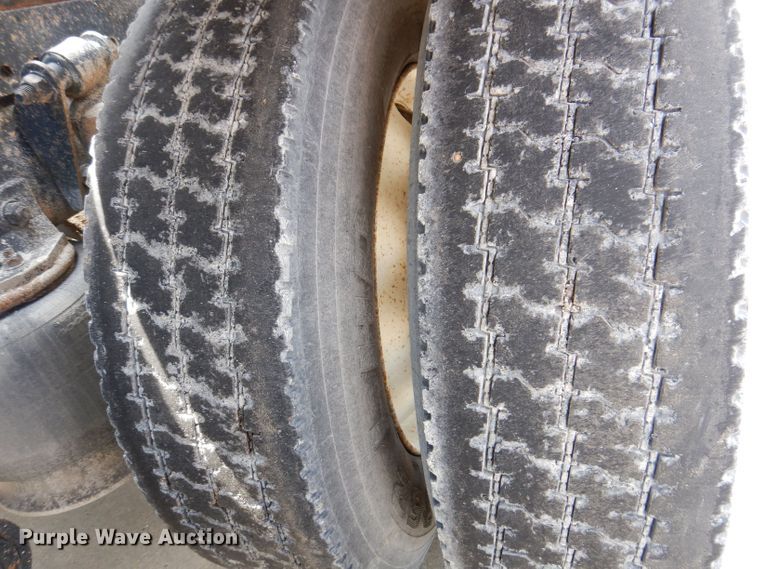 image for item JH9869 1996 Freightliner FLD112  semi truck