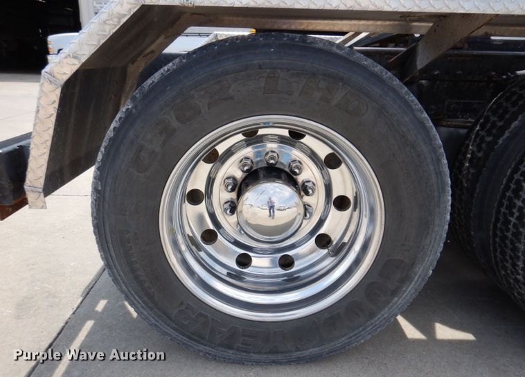 image for item JH9869 1996 Freightliner FLD112  semi truck