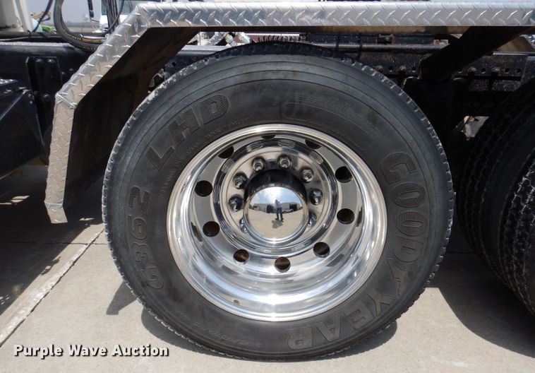 image for item JH9869 1996 Freightliner FLD112  semi truck