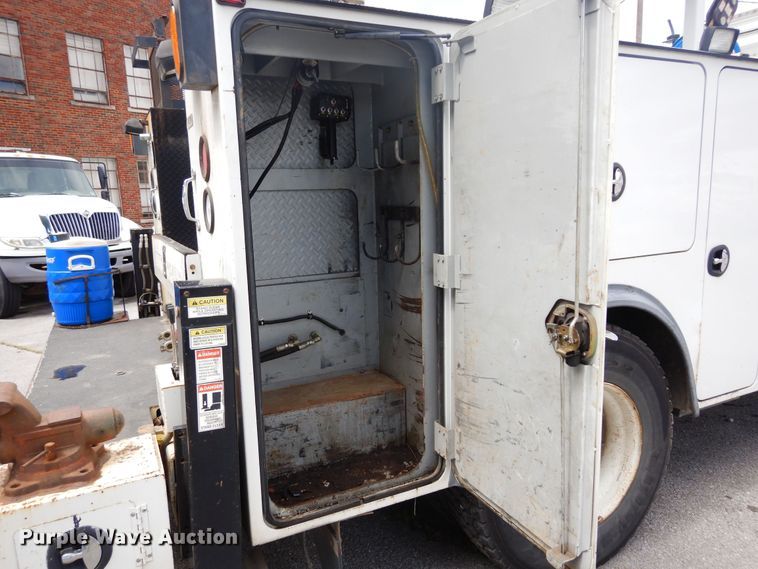 image for item JL9001 2008 International 4400  utility / service truck