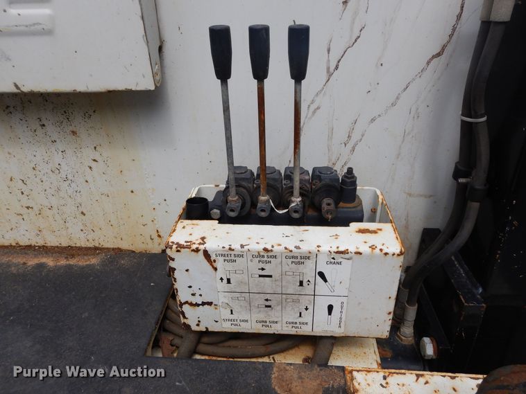 image for item JL9001 2008 International 4400  utility / service truck