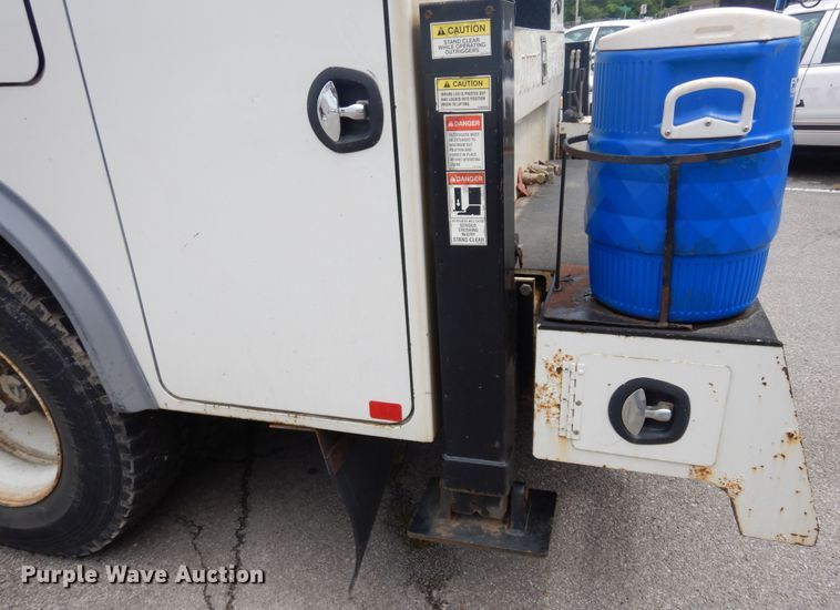 image for item JL9001 2008 International 4400  utility / service truck