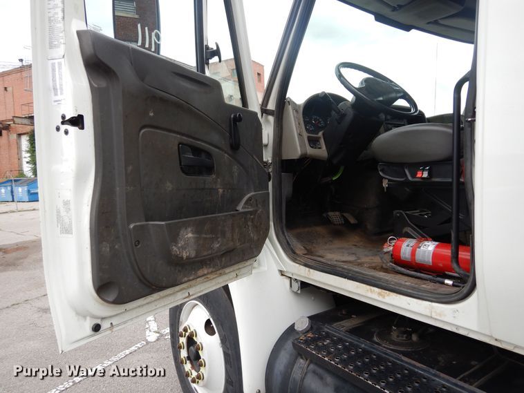 image for item JL9001 2008 International 4400  utility / service truck