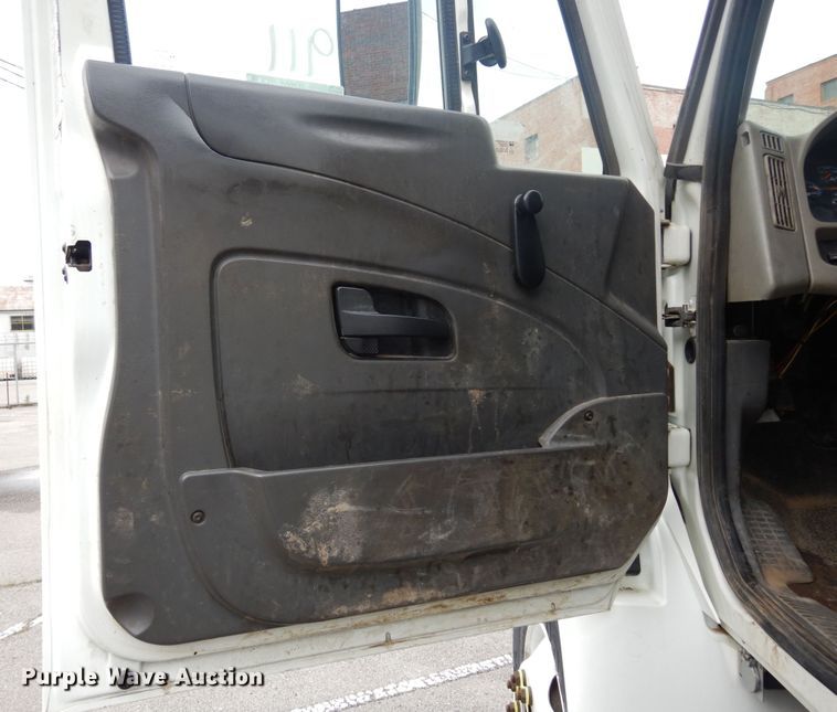 image for item JL9001 2008 International 4400  utility / service truck