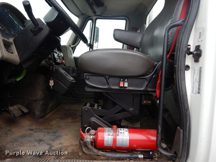 image for item JL9001 2008 International 4400  utility / service truck