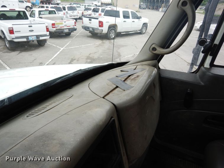 image for item JL9001 2008 International 4400  utility / service truck