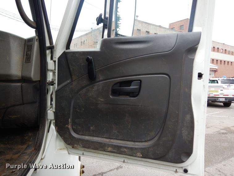 image for item JL9001 2008 International 4400  utility / service truck