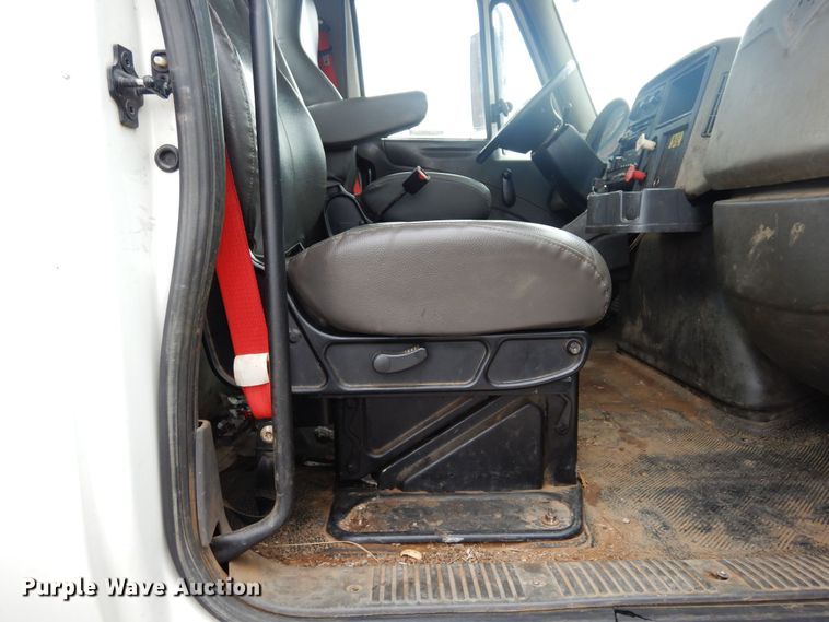 image for item JL9001 2008 International 4400  utility / service truck