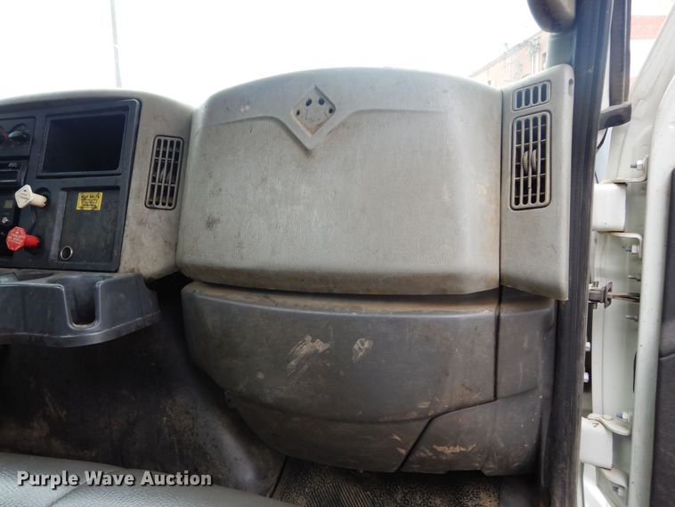 image for item JL9001 2008 International 4400  utility / service truck