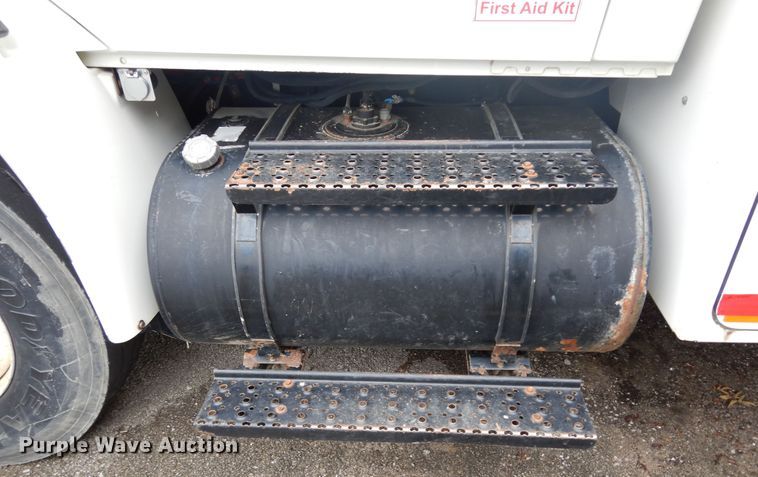 image for item JL9002 2008 International 4400  utility / service truck