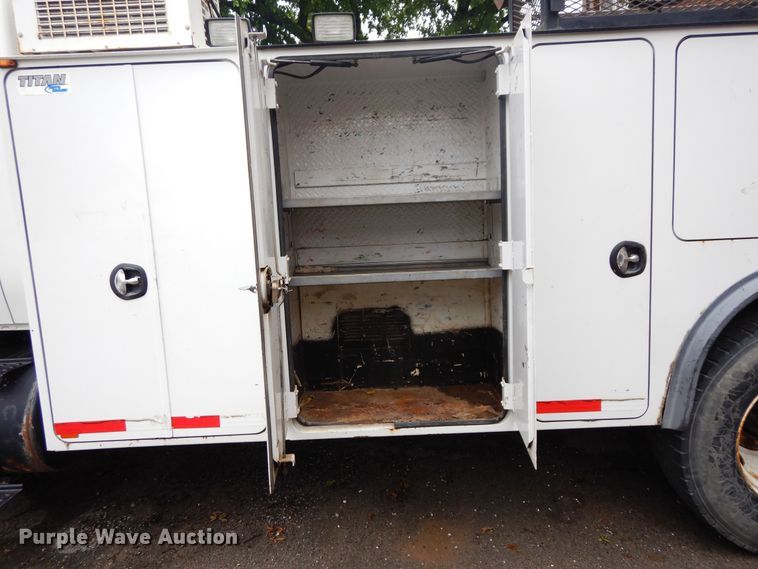 image for item JL9002 2008 International 4400  utility / service truck