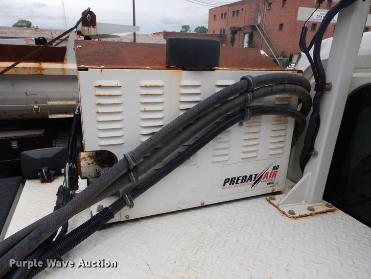 image for item JL9002 2008 International 4400  utility / service truck