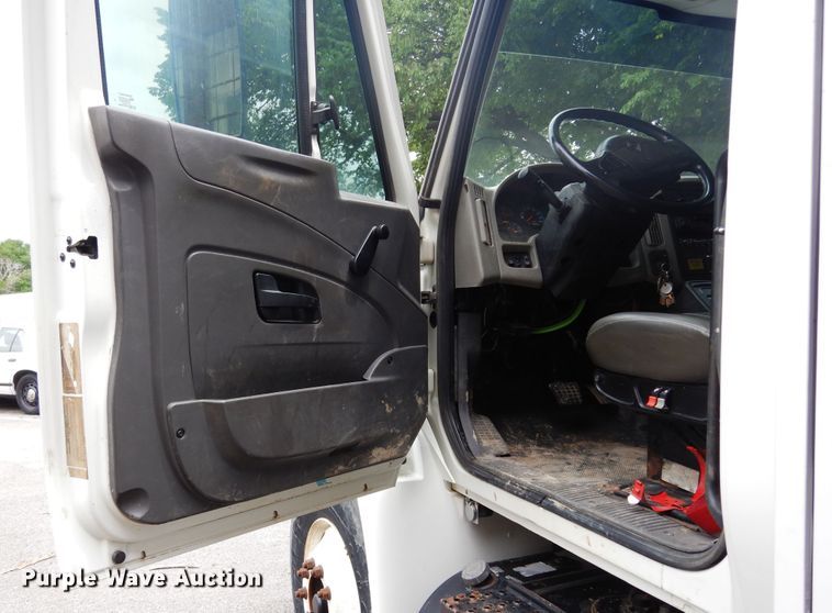 image for item JL9002 2008 International 4400  utility / service truck