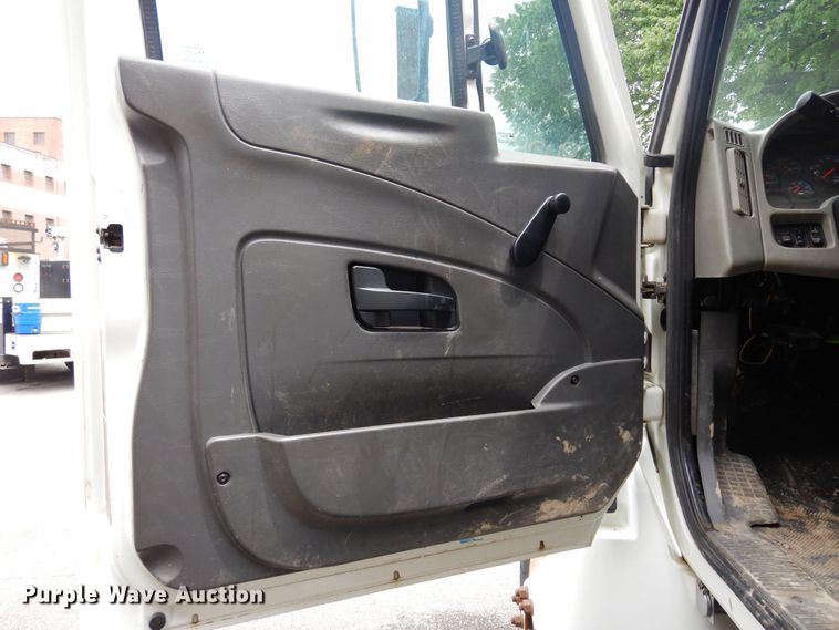 image for item JL9002 2008 International 4400  utility / service truck