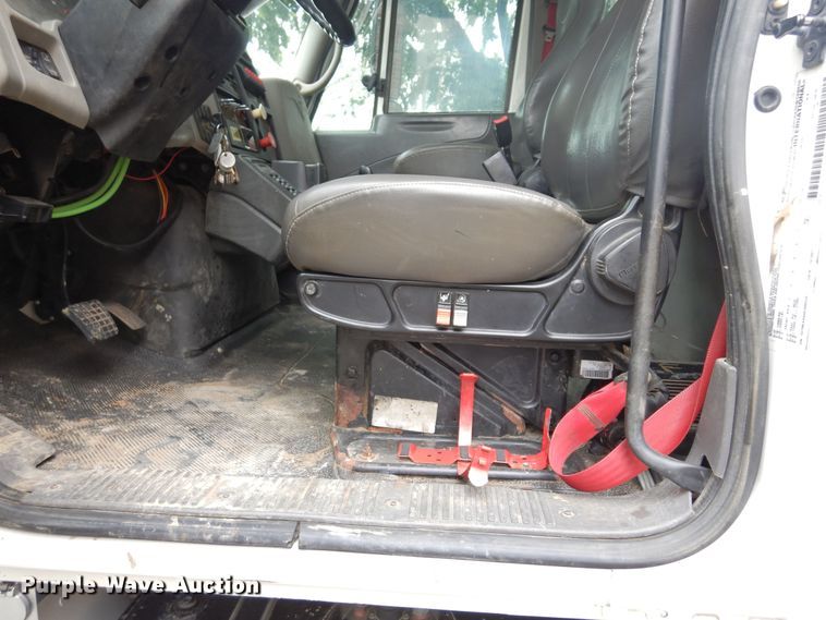 image for item JL9002 2008 International 4400  utility / service truck