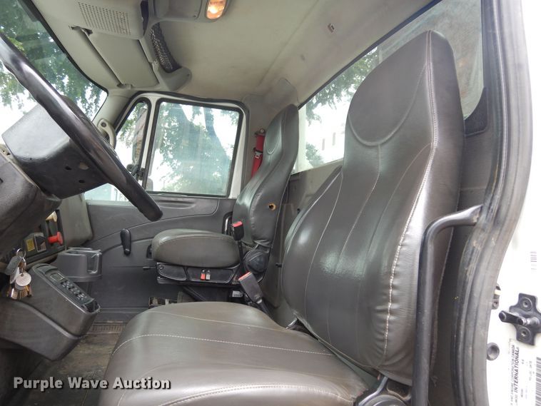 image for item JL9002 2008 International 4400  utility / service truck