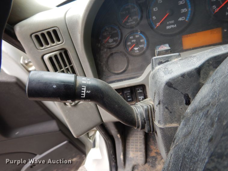 image for item JL9002 2008 International 4400  utility / service truck