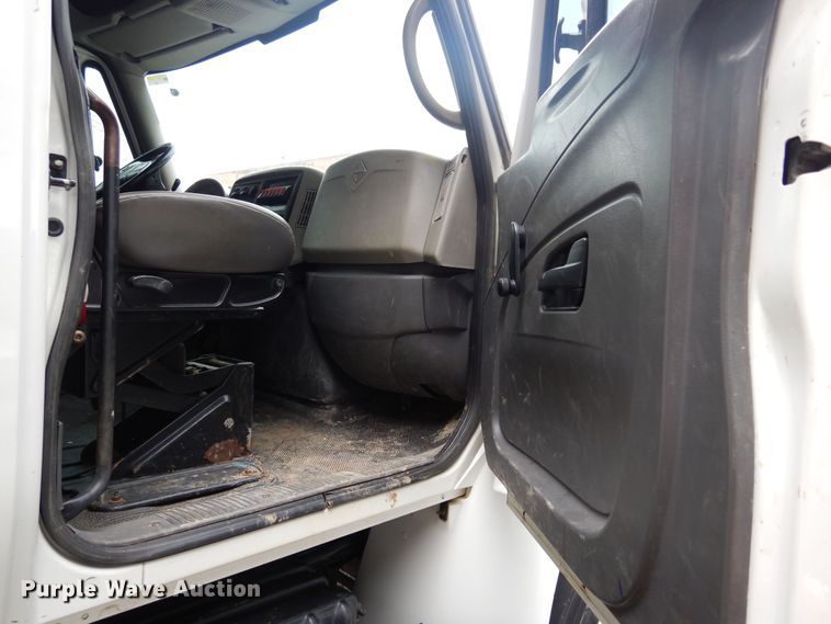 image for item JL9002 2008 International 4400  utility / service truck