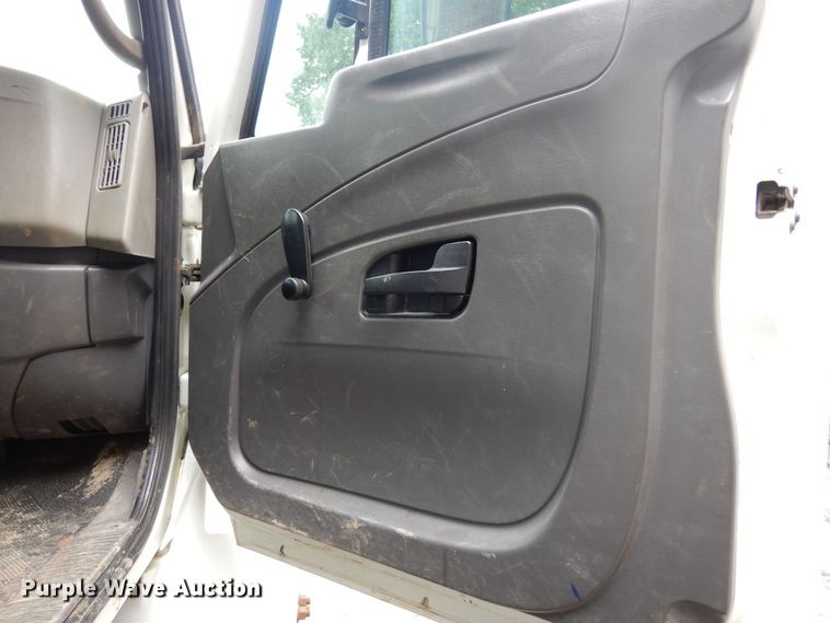 image for item JL9002 2008 International 4400  utility / service truck