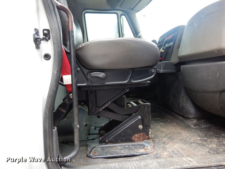 image for item JL9002 2008 International 4400  utility / service truck