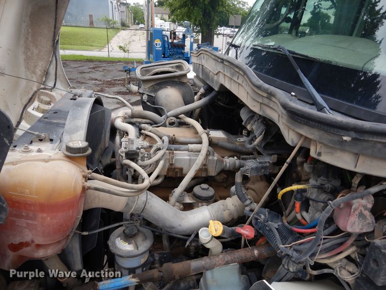 image for item JL9002 2008 International 4400  utility / service truck