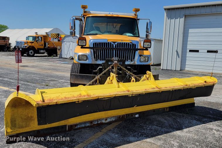 image for item JL9462 2005 International 7400  dump truck