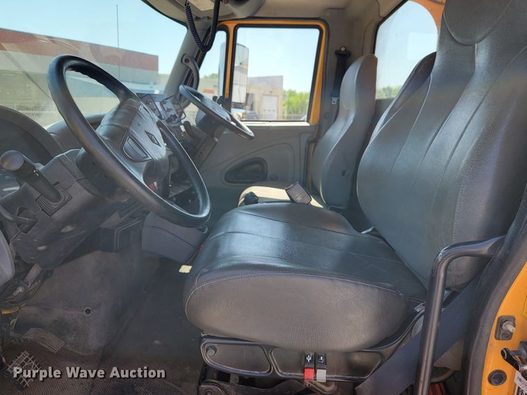 image for item JL9462 2005 International 7400  dump truck