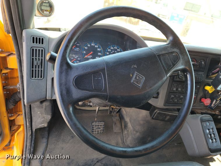 image for item JL9462 2005 International 7400  dump truck