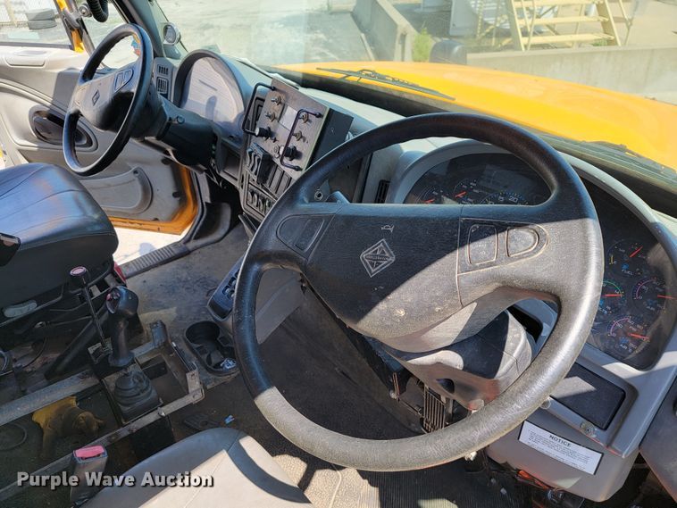 image for item JL9462 2005 International 7400  dump truck