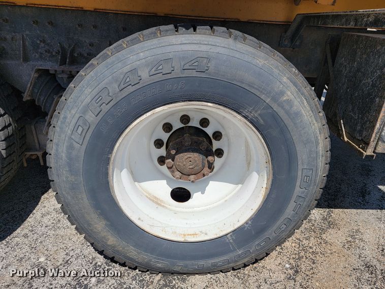image for item JL9462 2005 International 7400  dump truck