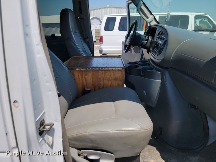 image for item JL9463 2008 Ford E350 Super Duty XL  van