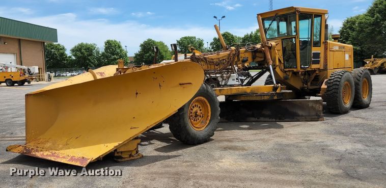 image for item JM9053 1989 John Deere 670B  motor grader