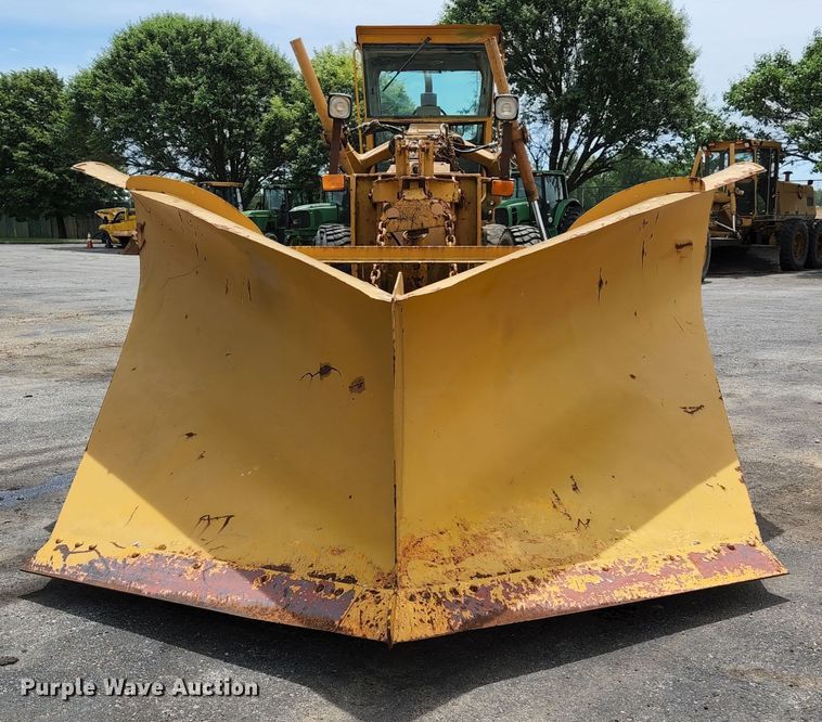 image for item JM9053 1989 John Deere 670B  motor grader