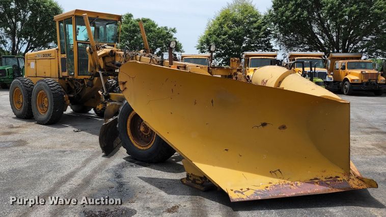 image for item JM9053 1989 John Deere 670B  motor grader