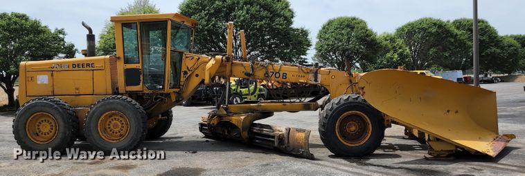 image for item JM9053 1989 John Deere 670B  motor grader