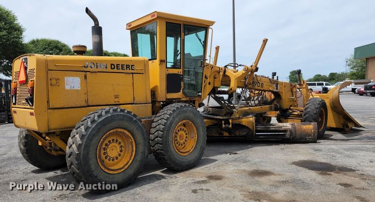image for item JM9053 1989 John Deere 670B  motor grader
