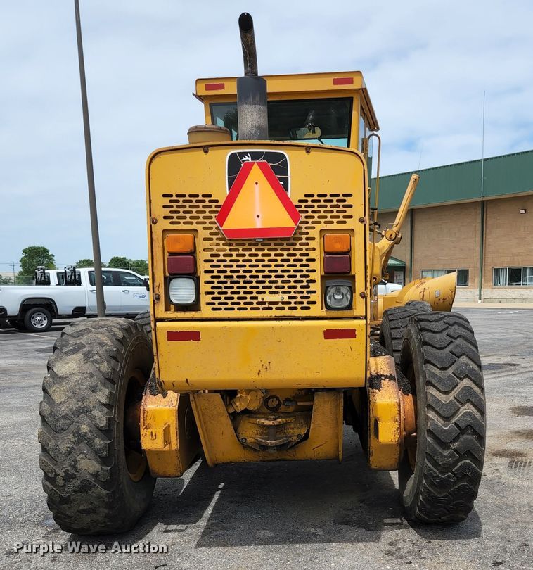 image for item JM9053 1989 John Deere 670B  motor grader