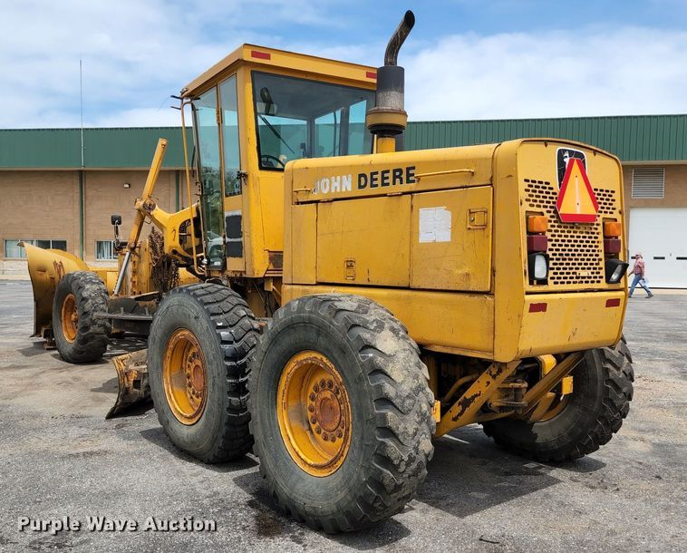 image for item JM9053 1989 John Deere 670B  motor grader