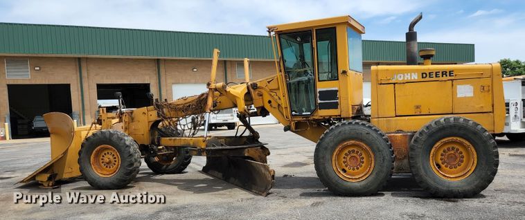 image for item JM9053 1989 John Deere 670B  motor grader