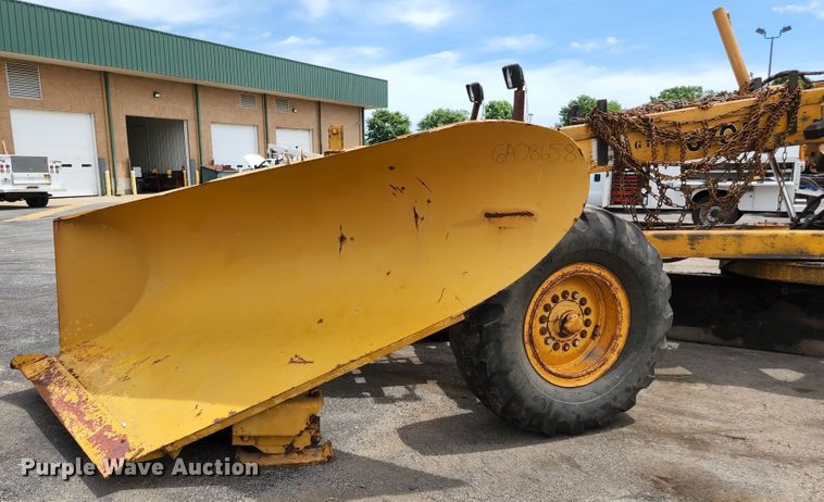 image for item JM9053 1989 John Deere 670B  motor grader