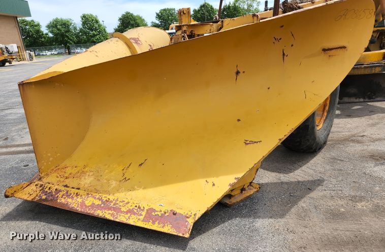 image for item JM9053 1989 John Deere 670B  motor grader