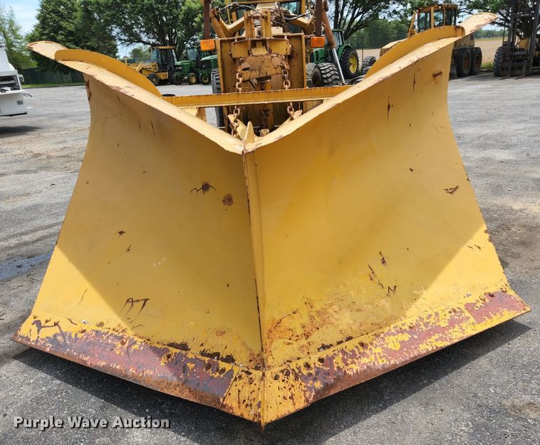 image for item JM9053 1989 John Deere 670B  motor grader