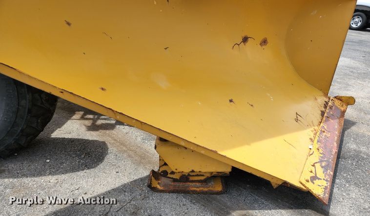 image for item JM9053 1989 John Deere 670B  motor grader