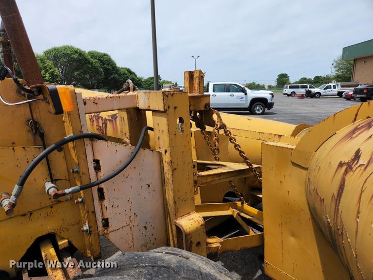 image for item JM9053 1989 John Deere 670B  motor grader